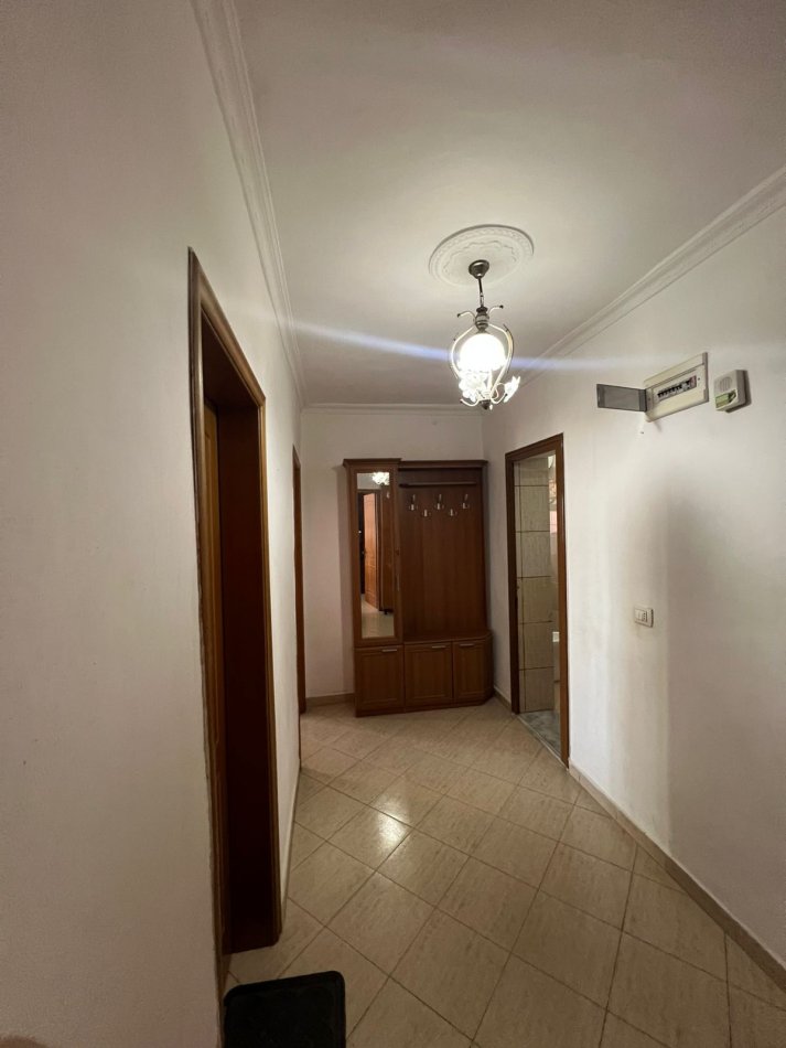 Tirane, jepet me qera apartament 1+1 Kati 5, 65 m² 360 € (Prane Xhamllikut)