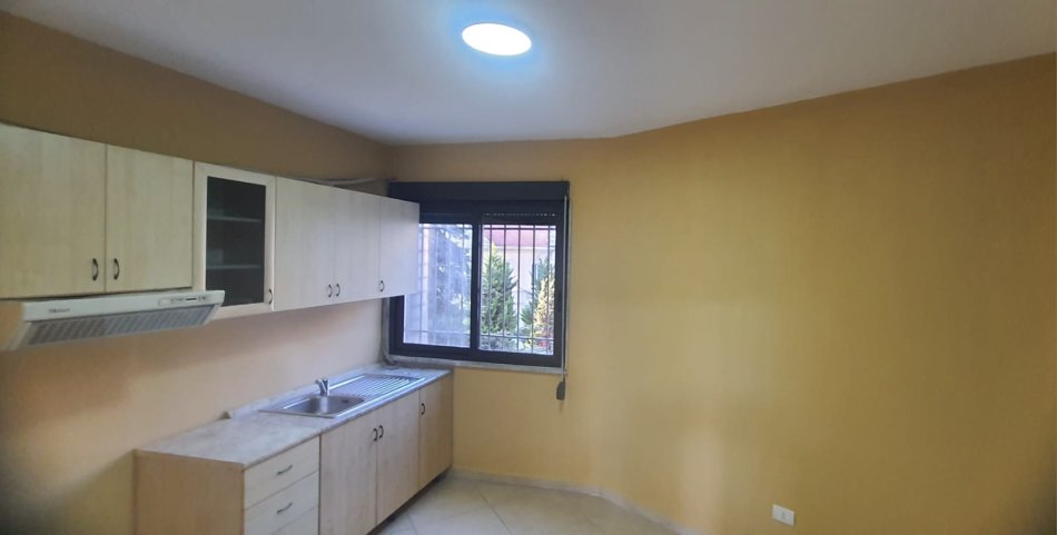 Tirane, jepet me qera apartament 3+1+Ballkon Kati 3, 160 m² 1.200 € (sheshi skenderbej)