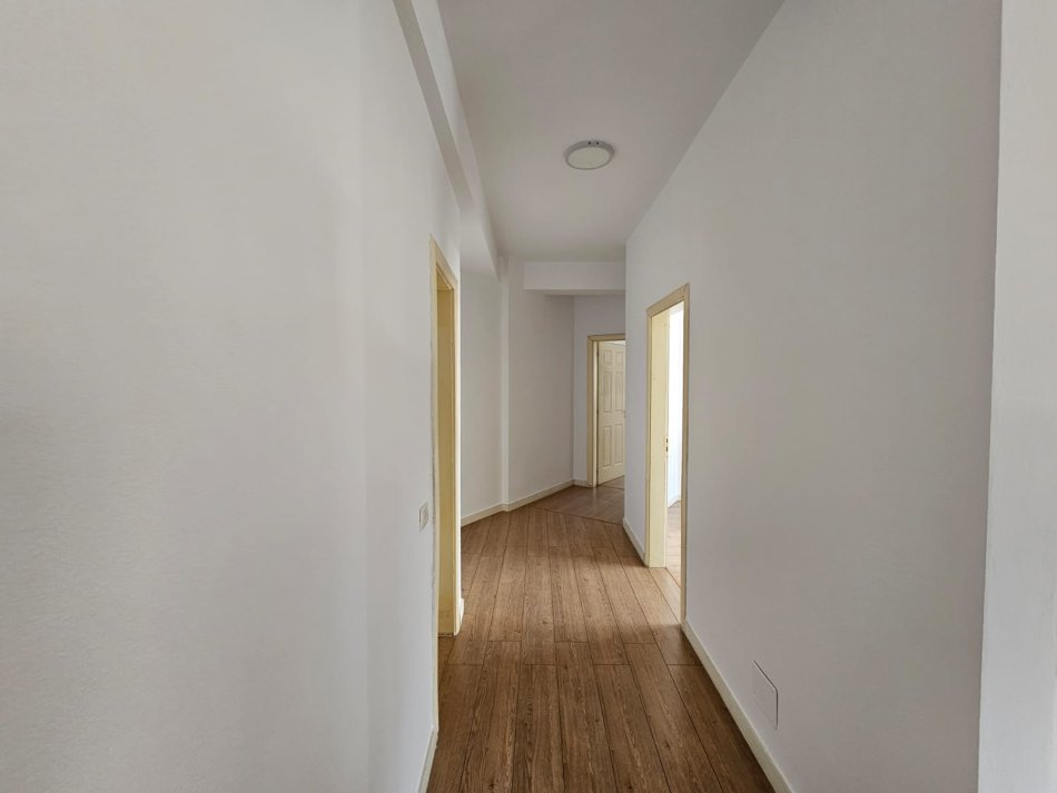 Tirane, jap me qera apartament 2+1+Ballkon Kati 2, 115 m² 400 € (astir)