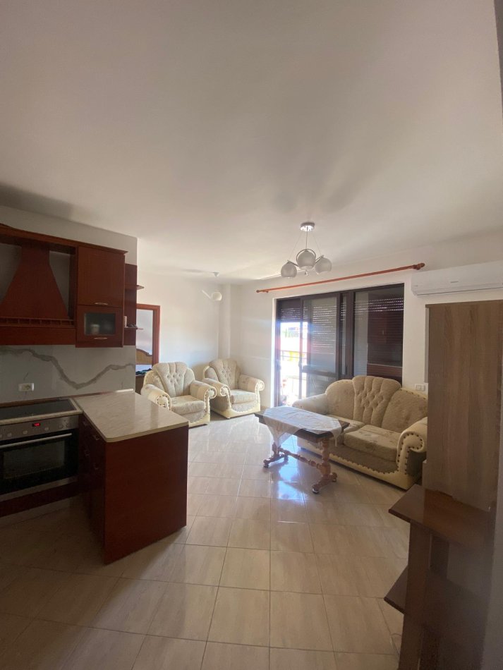 Tirane, jepet me qera apartament 2+1+Ballkon , 87 m² (Kinostudio)
