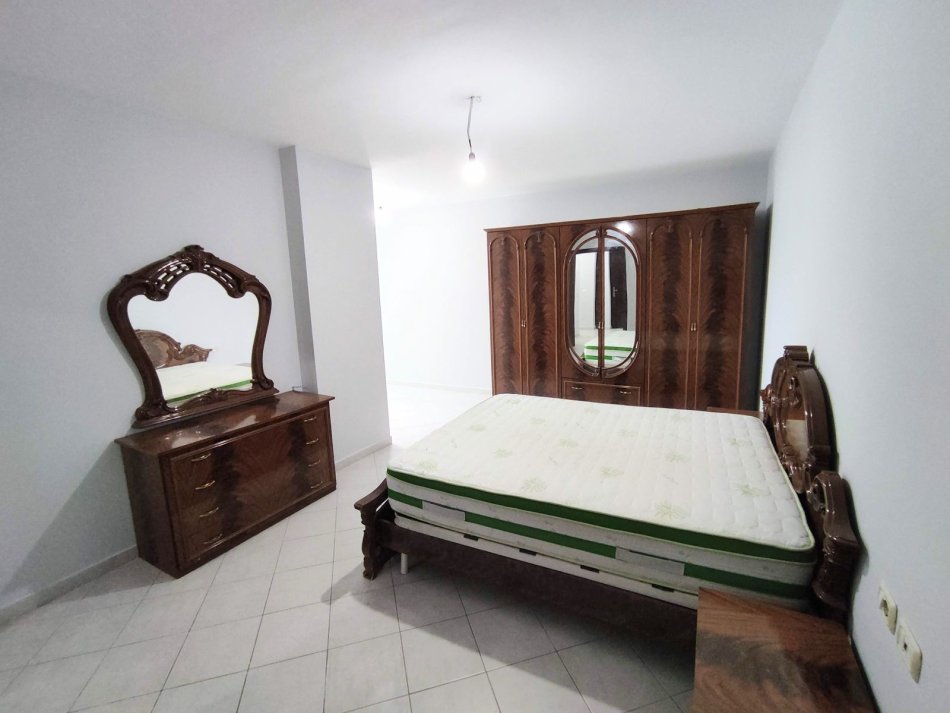 Tirane, jepet me qera apartament 2+1 Kati 2, 120 m² 500 € (Dritan Hoxha)