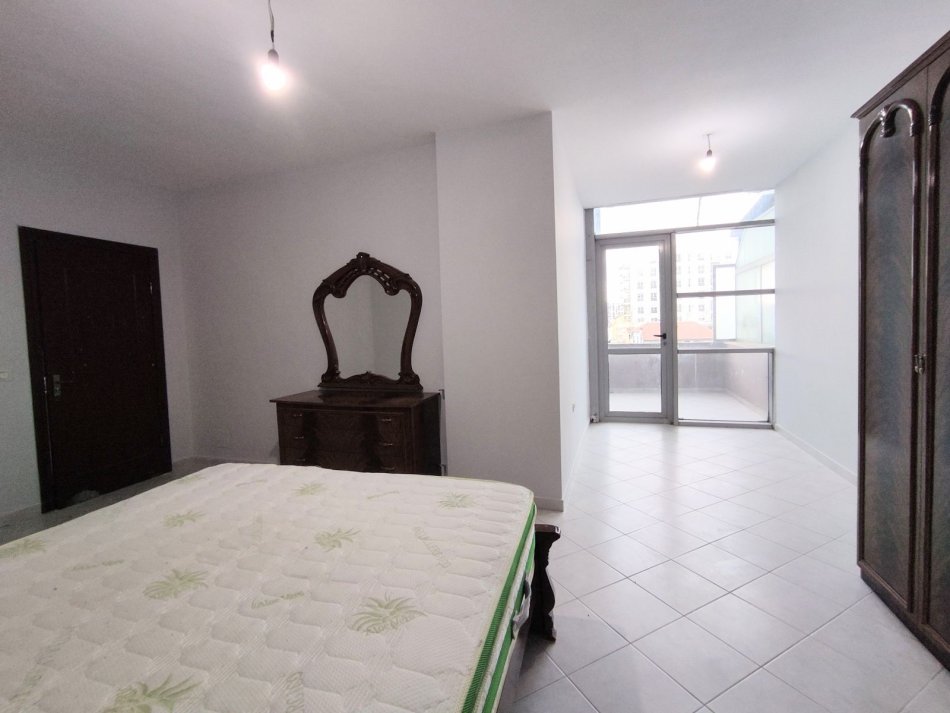 Tirane, jepet me qera apartament 2+1 Kati 2, 120 m² 500 € (Dritan Hoxha)