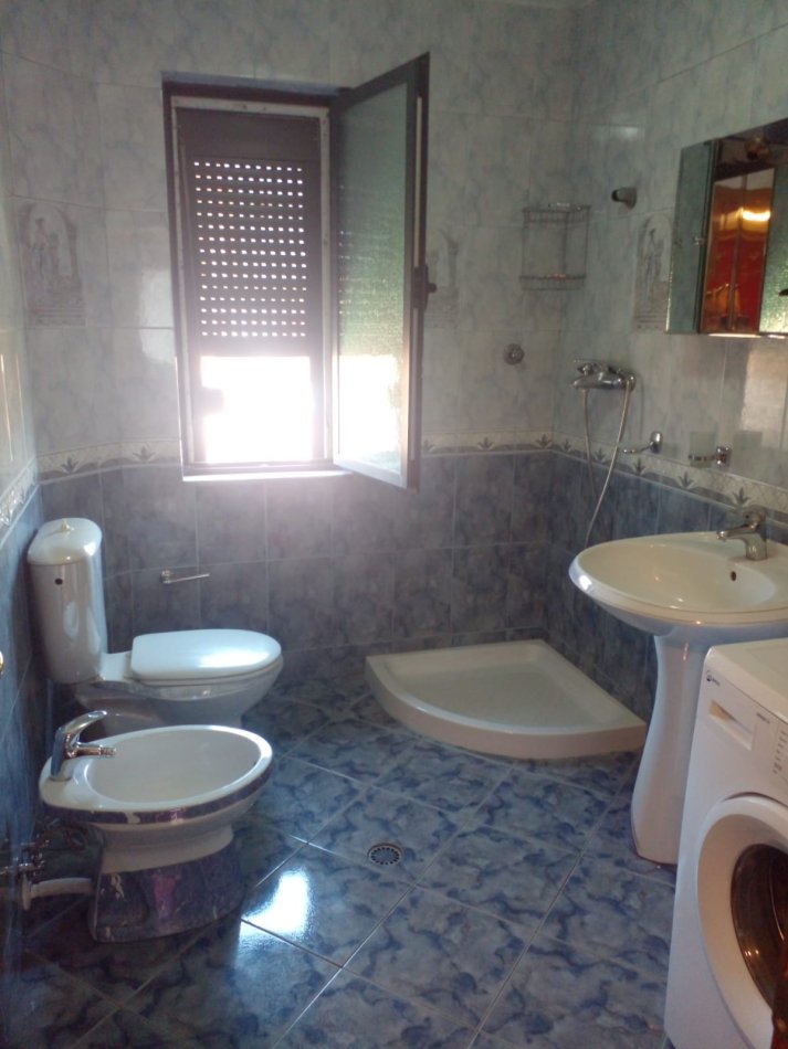 Tirane, jepet me qera apartament 2+1+Ballkon Kati 5, 93 m² 500 € (MAMO METO)