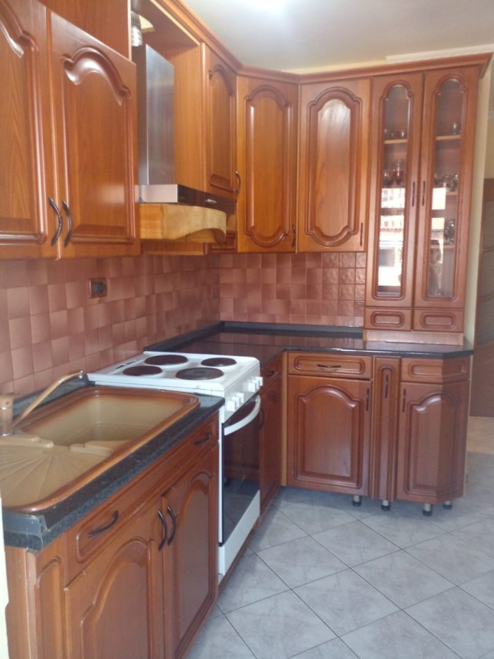 Tirane, jepet me qera apartament 2+1+Ballkon Kati 5, 93 m² 500 € (MAMO METO)