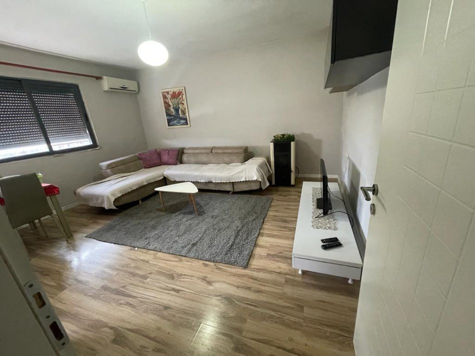 Tirane, jepet me qera apartament 2+1+Ballkon Kati 3, 120 m² 400 € (spitali qsut)