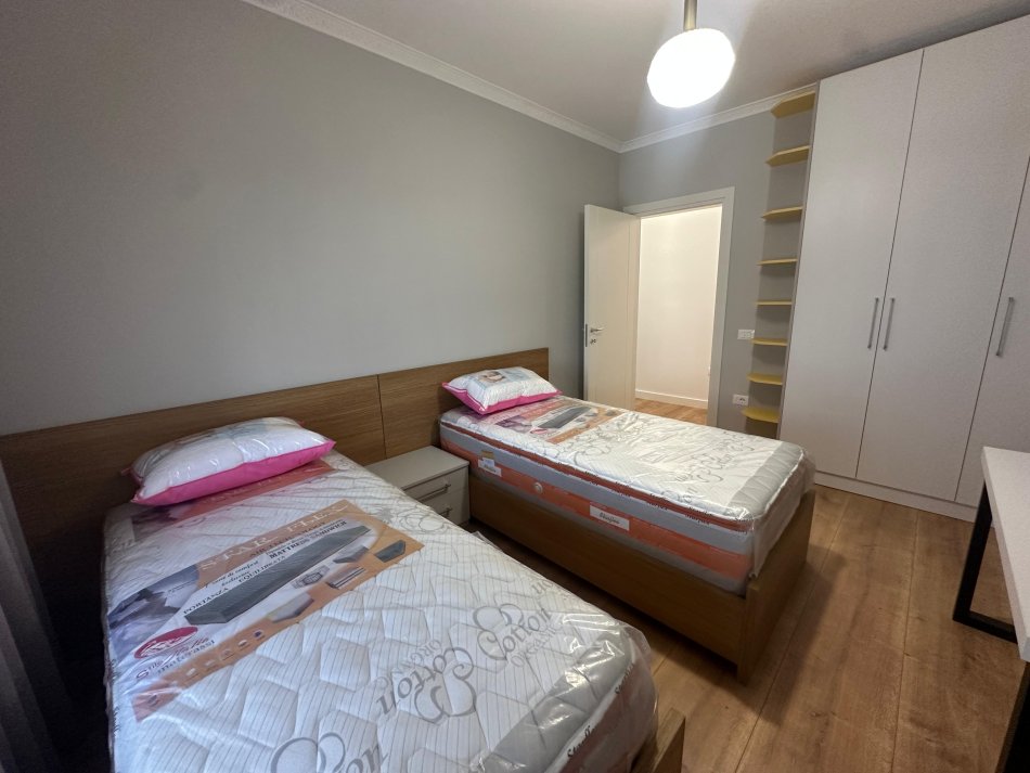 Tirane, jepet me qera apartament 2+1 Kati 4, 87 m² 1.000 € 