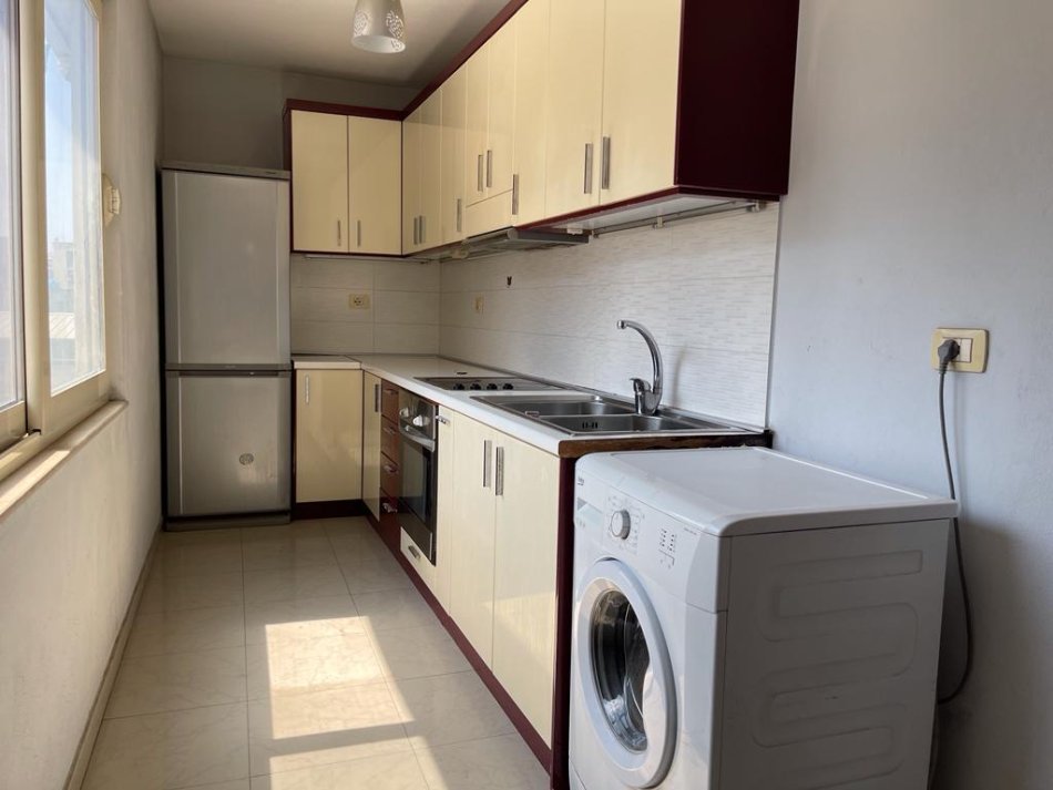 Tirane, jepet me qera apartament 2+1 Kati 5, 92 m² 470 € (21 Dhjetori)