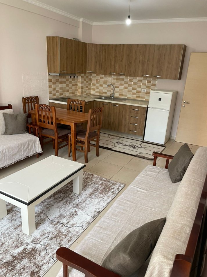 Tirane, jepet me qera apartament 3+1+Ballkon Kati 1, 130 m² 500 € (Qyteti studenti)