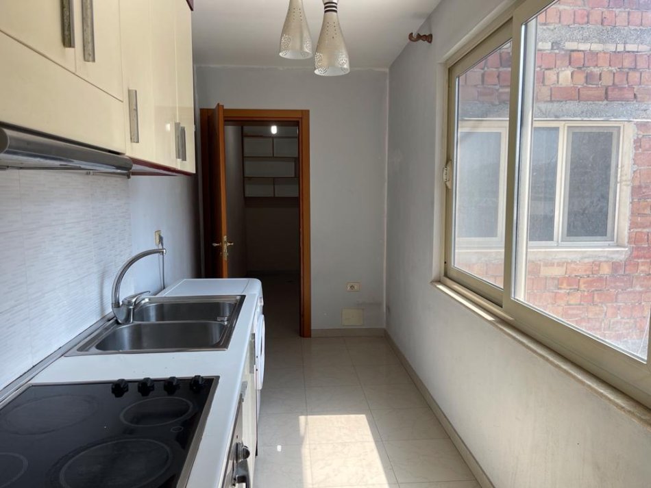 Tirane, jepet me qera apartament 2+1+Ballkon Kati 5, 92 m² 480 € (rruga frederik shiroka)