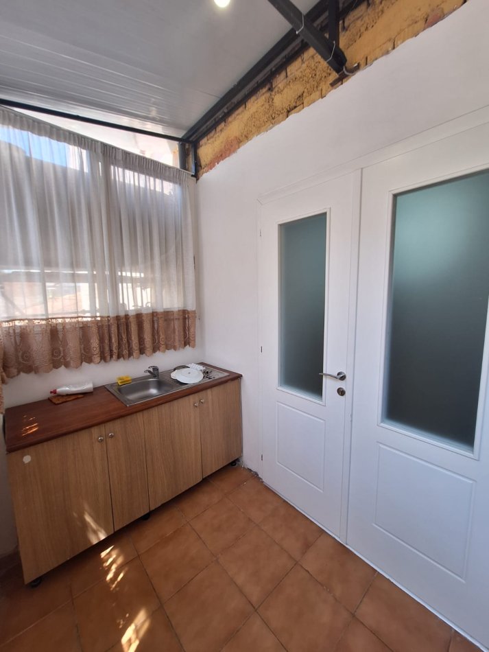 Tirane, jepet me qera apartament 1+1+Ballkon Kati 2, 75 m² 500 € (Rr.e Barrikadave)