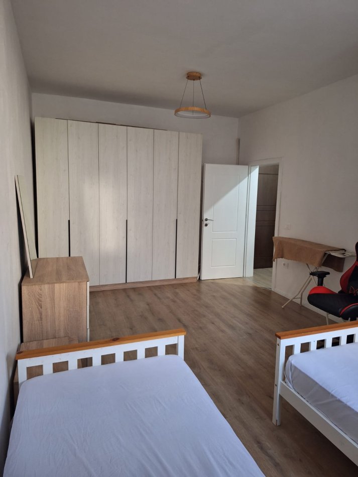 Tirane, jepet me qera apartament 1+1+Ballkon Kati 2, 75 m² 500 € (Rr.e Barrikadave)