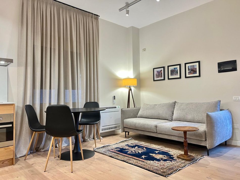 Tirane, jepet me qera apartament 1+1+Ballkon Kati 2, 40 m² 600 € (Rr.e Kavajes)