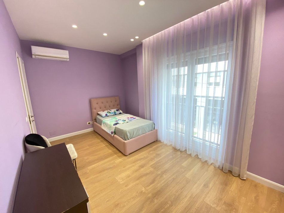 Tirane, jepet me qera apartament 2+1+Ballkon Kati 1, 100 m² 800 € (Selvia)