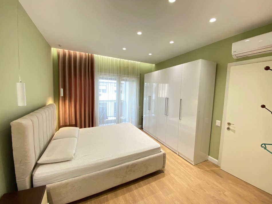 Tirane, jepet me qera apartament 2+1+Ballkon Kati 1, 100 m² 800 € (Selvia)