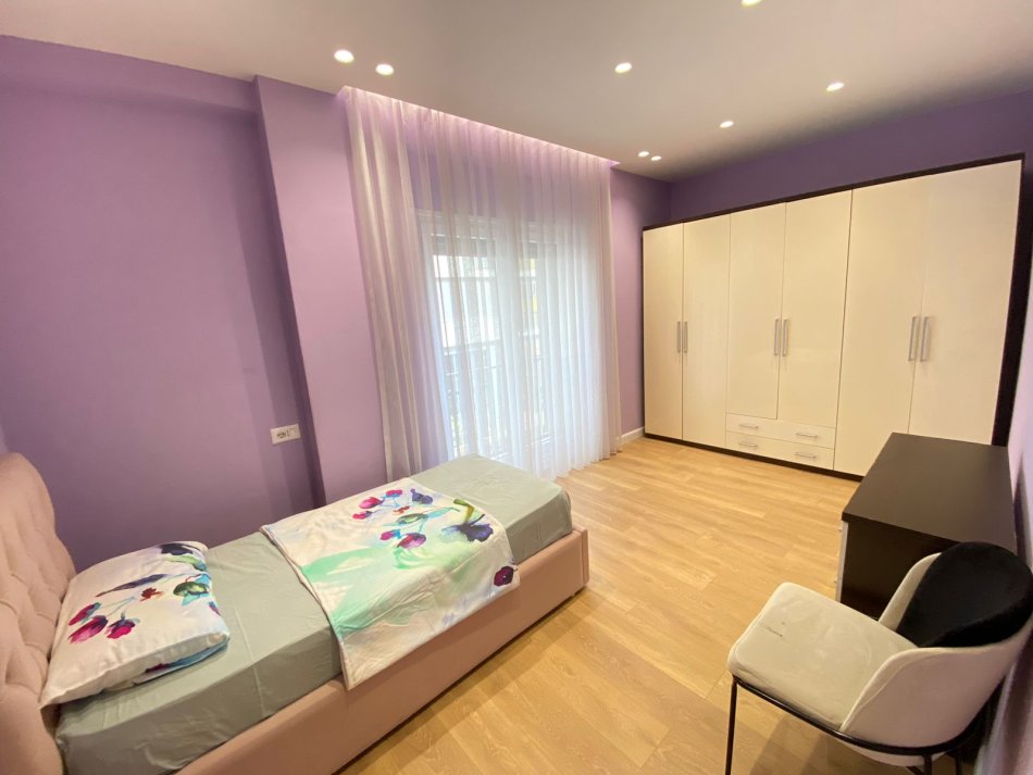 Tirane, jepet me qera apartament 2+1+Ballkon Kati 1, 100 m² 800 € (Selvia)
