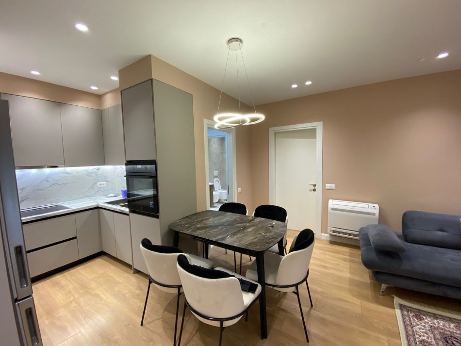 Tirane, jepet me qera apartament 2+1+Ballkon Kati 1, 100 m² 800 € (Selvia)
