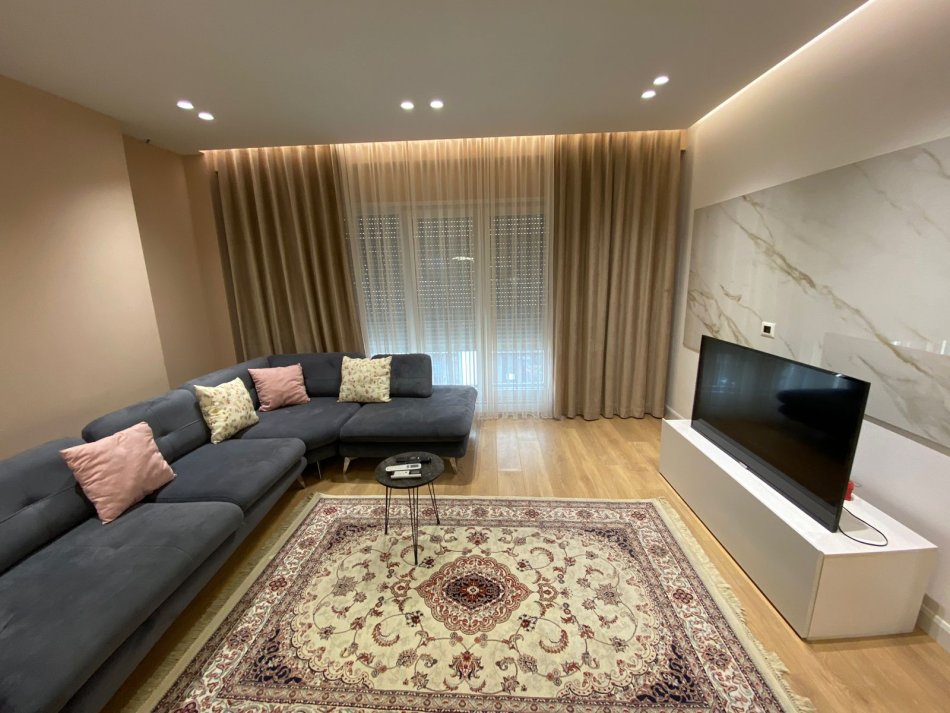 Tirane, jepet me qera apartament 2+1+Ballkon Kati 1, 100 m² 800 € (Selvia)