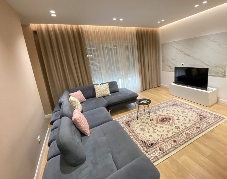 Tirane, jepet me qera apartament 2+1+Ballkon Kati 1, 100 m² 800 € (rruga dibres)