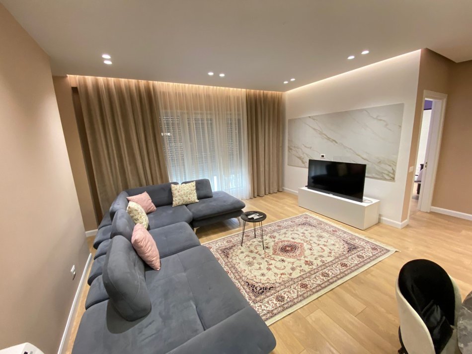 Tirane, jepet me qera apartament 2+1+Ballkon Kati 1, 100 m² 800 € (Selvia)