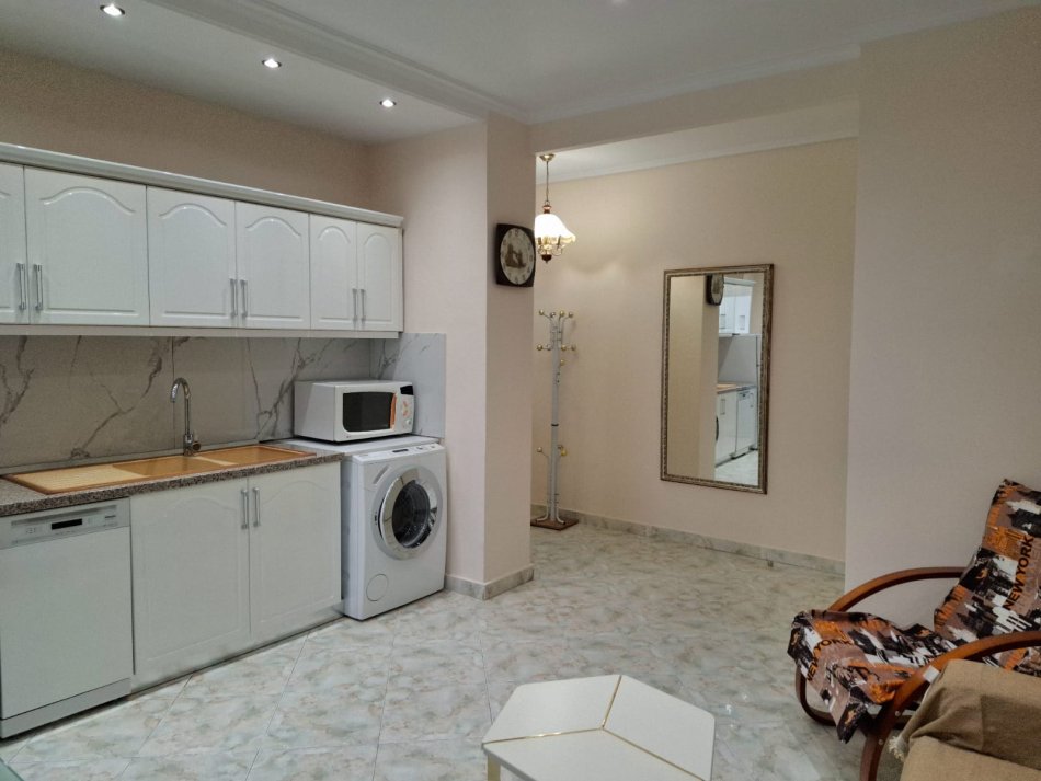 Tirane, jepet me qera apartament 1+1+Ballkon Kati 3, 65 m² 520 € (Komuna Parisit)