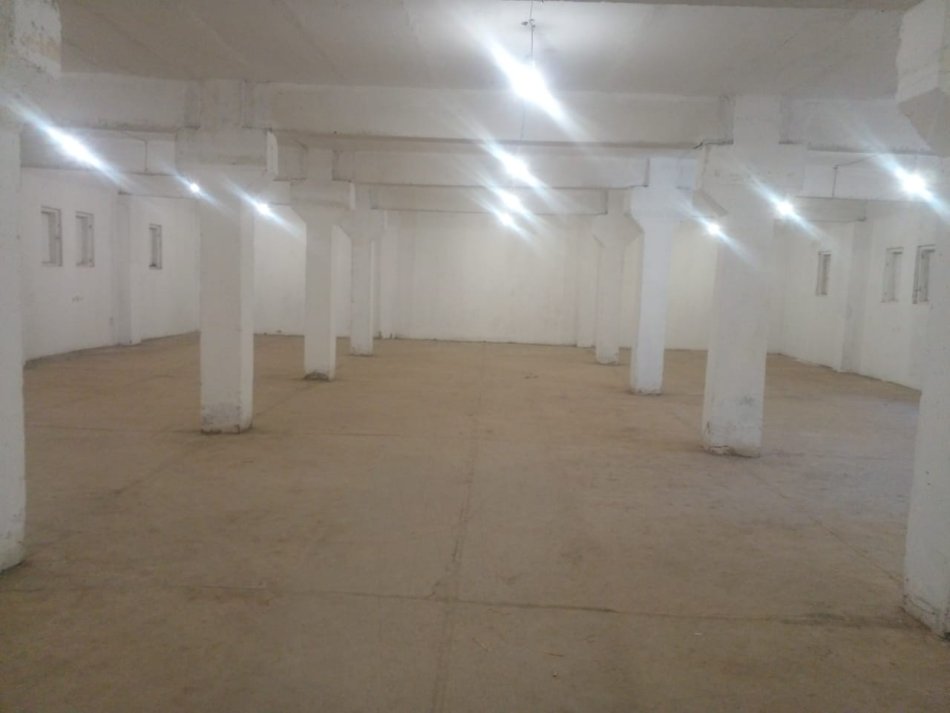 Tirane, jepet me qera magazine Kati 0, 315 m² 2.000 € (Frigoriferi)