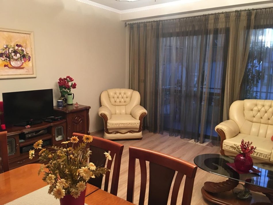 Tirane, jepet me qera apartament 1+1+Ballkon Kati 3, 100 m² 500 € (Prane Mine Peza)