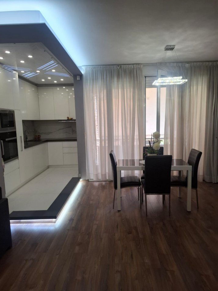 Tirane, jepet me qera apartament 2+1+Ballkon Kati 4, 115 m² 500 € (Astir)