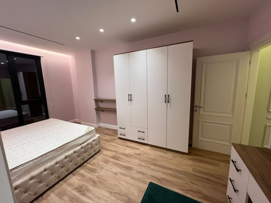 Tirane, jepet me qera apartament 3+1 , 140 m² 1.200 € (Rruga Xhanfize Keko)
