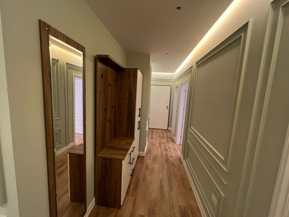 Tirane, jepet me qera apartament 3+1 , 140 m² 1.200 € (Rruga Xhanfize Keko)