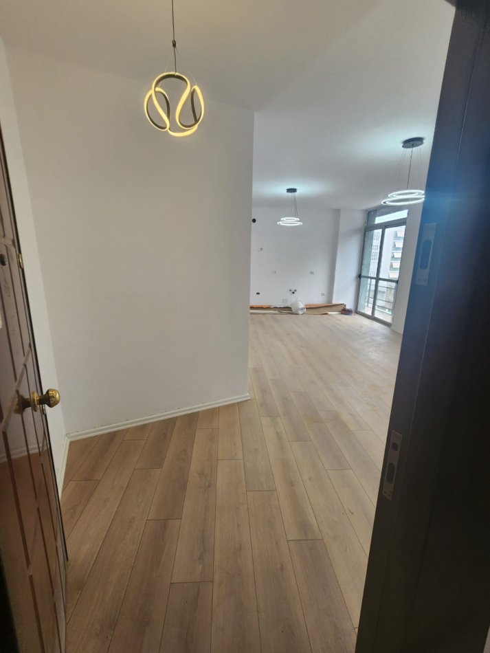 Tirane, shitet apartament 2+1+Ballkon Kati 7, 90 m² 235.000 € (Komuna e Parisit)