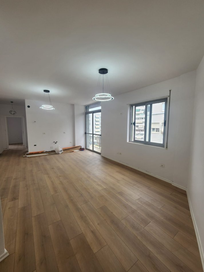 Tirane, shitet apartament 2+1+Ballkon Kati 7, 90 m² 235.000 € (Komuna e Parisit)