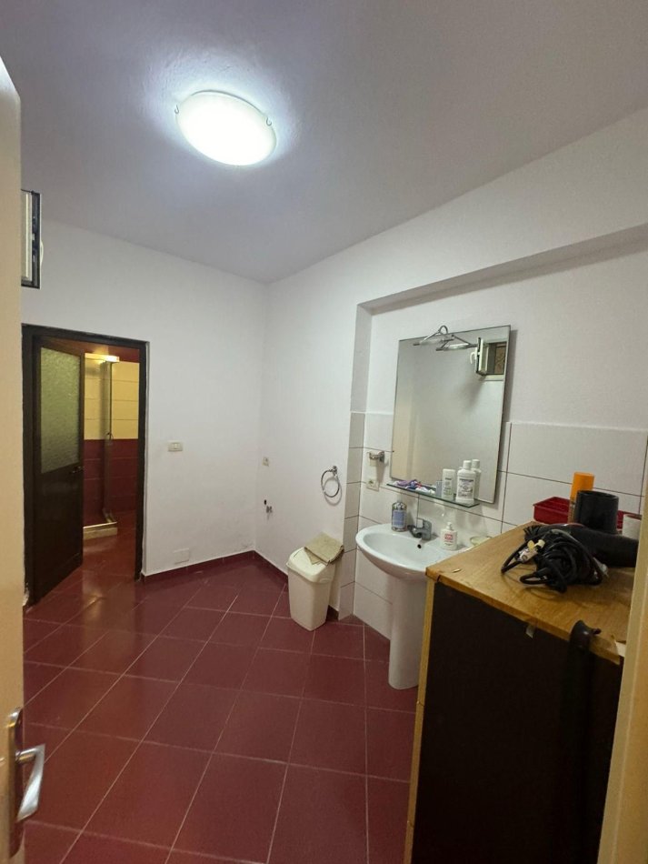 Tirane, jepet me qera apartament 1+1 Kati 1, 80 m² 600 € (Sheshi Uillson)