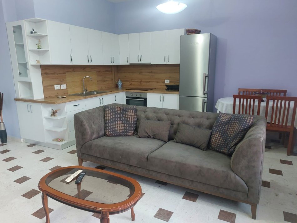 Tirane, jepet me qera apartament 3+1+Ballkon Kati 1, 100 m² 700 € (Pazari ri)