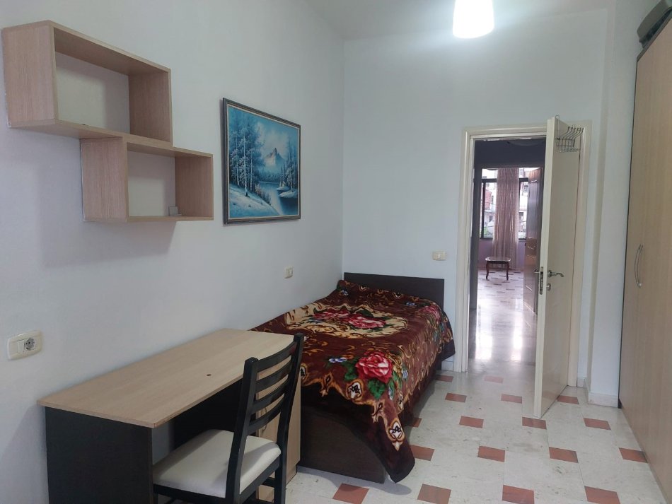 Tirane, jepet me qera apartament 3+1+Ballkon Kati 1, 100 m² 700 € (Tefta Tashko Koco)