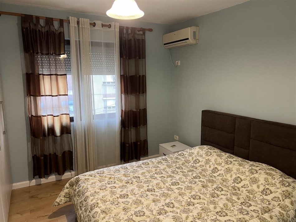 Tirane, jepet me qera apartament 1+1 Kati 4, 67 m² 500 € (21 Dhjetori)