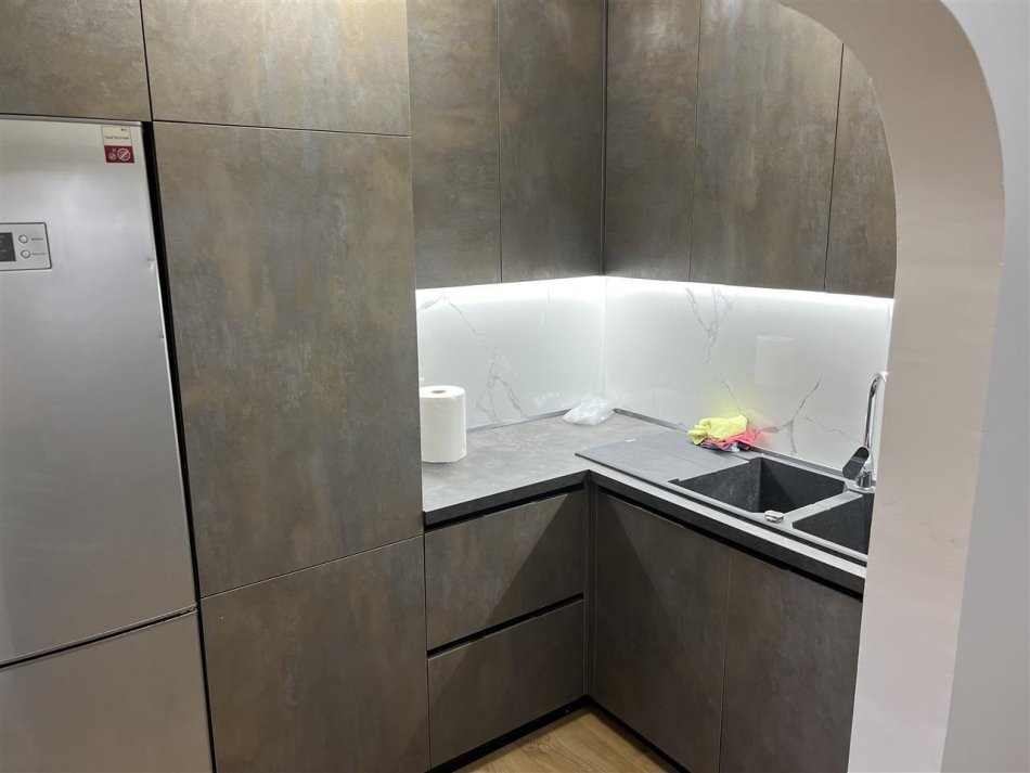Tirane, jepet me qera apartament 1+1 Kati 4, 67 m² 500 € (21 Dhjetori)