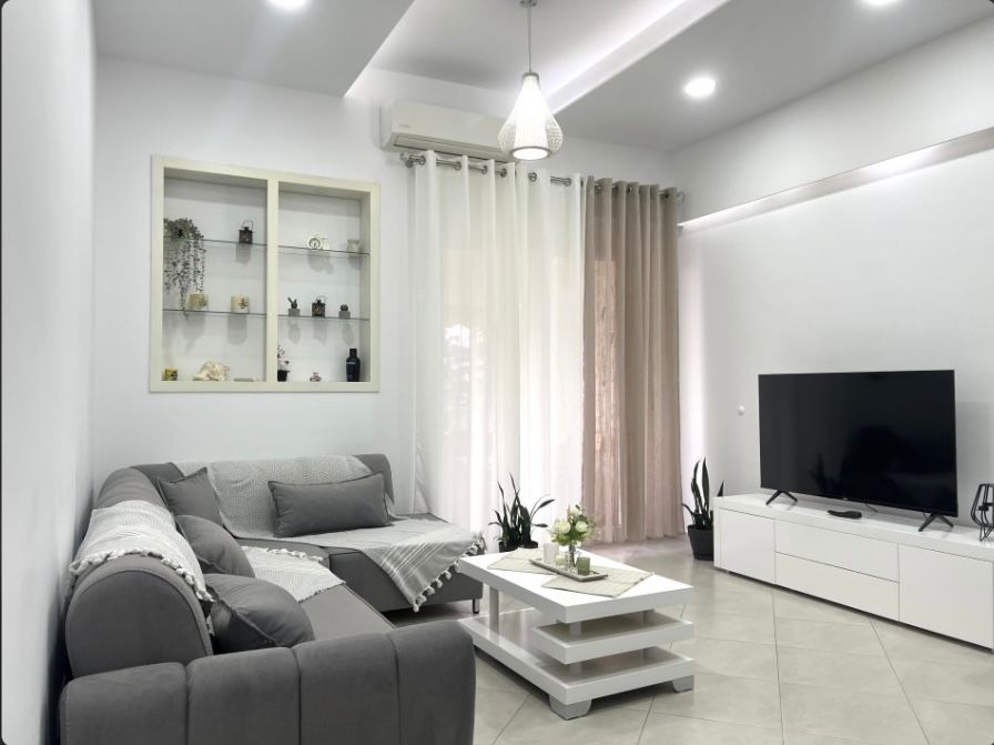 Tirane, jepet me qera apartament 1+1+Ballkon Kati 2, 65 m² 600 € (Kopshti Botanik)