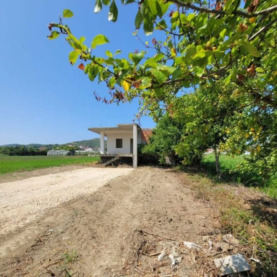 Karpen, shitet shtepi 2+1+Ballkon Kati 1, 1000 m² 99.000 € (Karpen,Kavaje)
