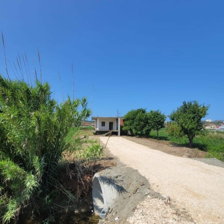 Karpen, shitet shtepi 2+1+Ballkon Kati 1, 1000 m² 99.000 € (Karpen,Kavaje)