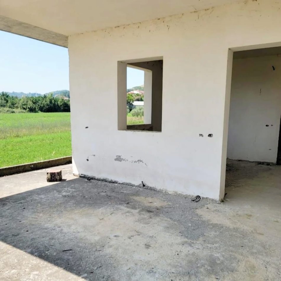 Karpen, shitet shtepi 2+1+Ballkon Kati 1, 1000 m² 99.000 € (Karpen,Kavaje)