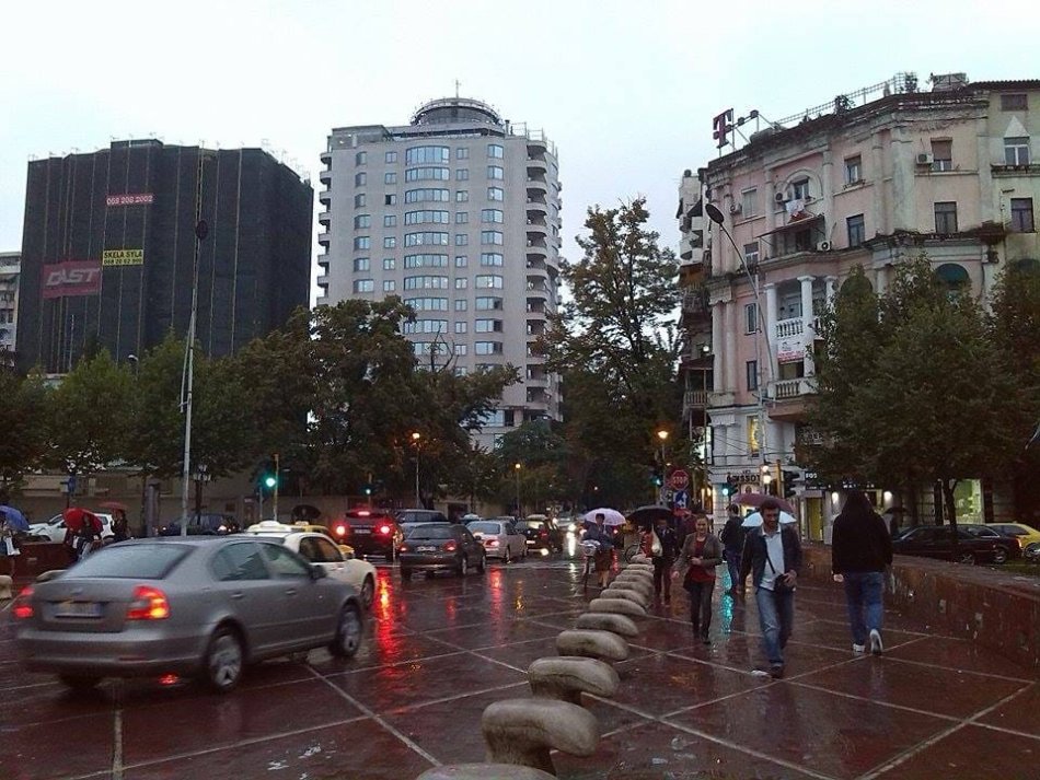 Tirane, jepet me qera ambjent biznesi Kati 0, 115 m² 3.000 € (ne Bllok)