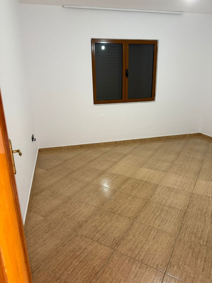 Tirane, jepet me qera apartament 2+1 Kati 4, 120 m² 450 € (Rr.Siri Kodra)
