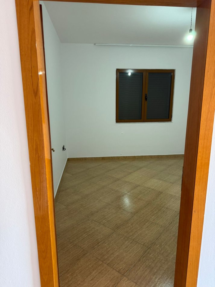Tirane, jepet me qera apartament 2+1 Kati 4, 120 m² 450 € (Rr.Siri Kodra)