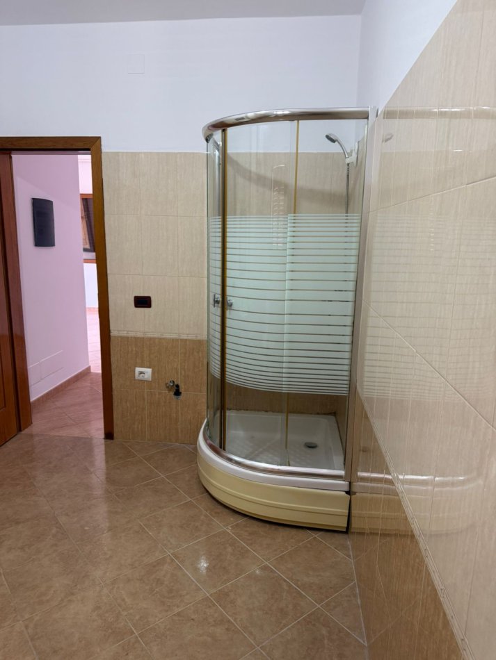 Tirane, jepet me qera apartament 2+1 Kati 4, 120 m² 450 € (Rr.Siri Kodra)