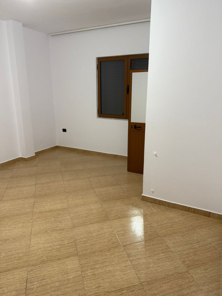 Tirane, jepet me qera apartament 2+1 Kati 4, 120 m² 450 € (Rr.Siri Kodra)