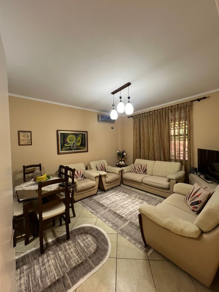 Tirane, jepet me qera apartament 2+1 Kati 1, 95 m² 500 € (Laprake)