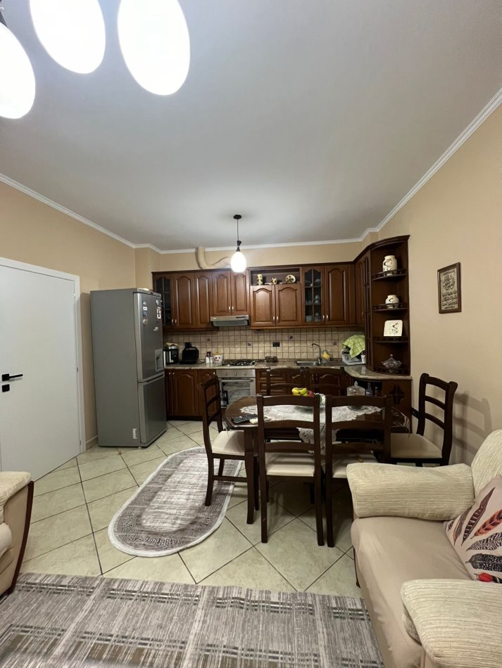 Tirane, jepet me qera apartament 2+1 Kati 1, 95 m² 500 € (Laprake)
