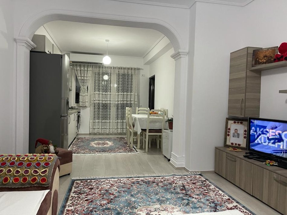 Tirane, jepet me qera apartament 1+1 Kati 3, 80 m² 500 € (Ish Nisharaku)