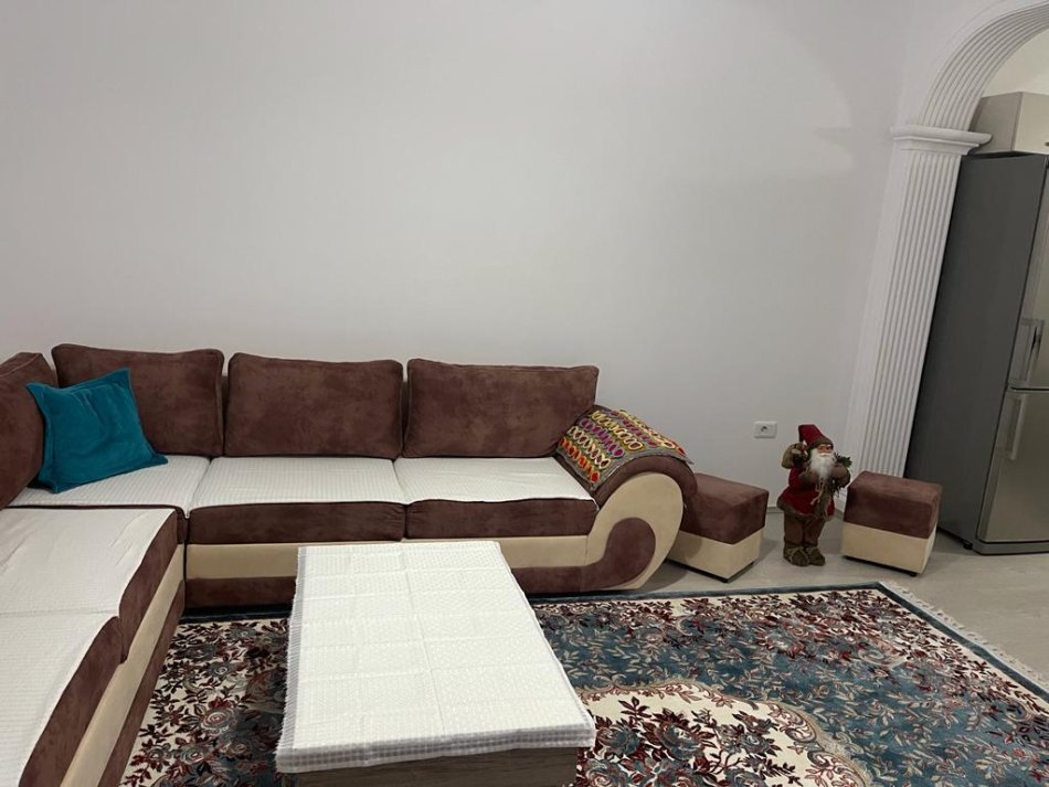 Tirane, jepet me qera apartament 1+1 Kati 3, 80 m² 500 € (Ish Nisharaku)