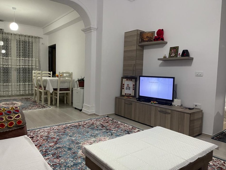 Tirane, jepet me qera apartament 1+1 Kati 3, 80 m² 500 € (Ish Nisharaku)